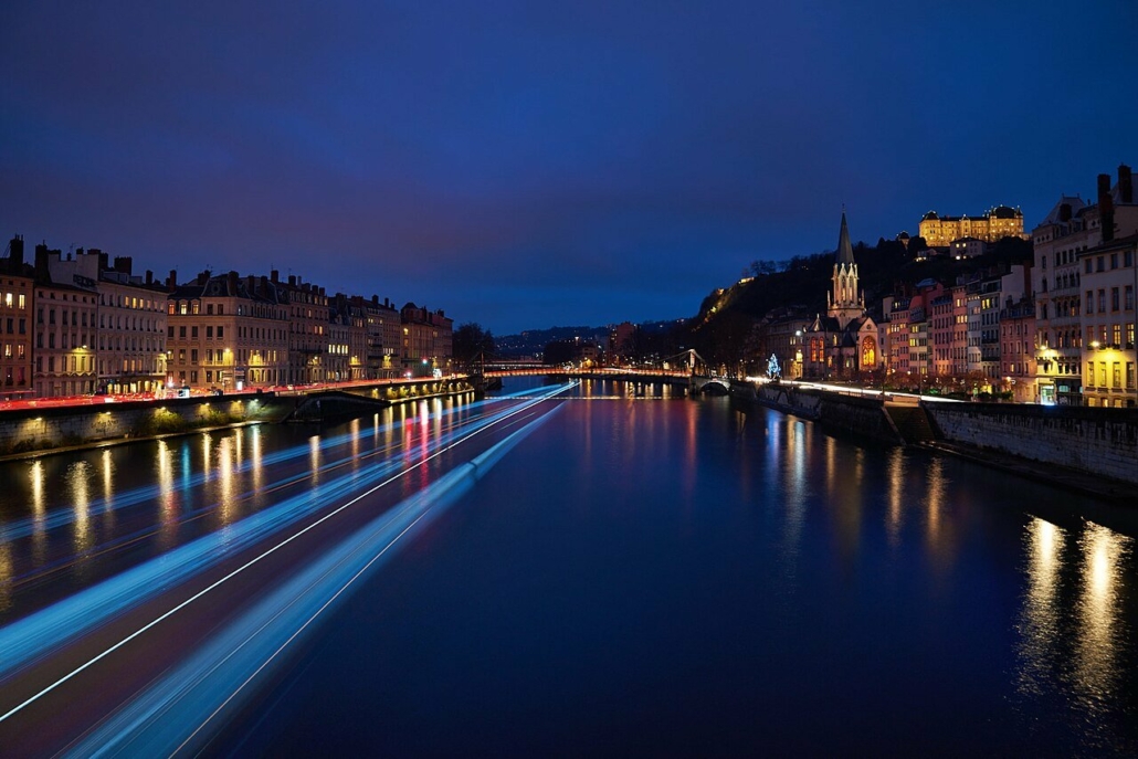 Lyon au crépuscule, la Saône et la colline de Fourvière