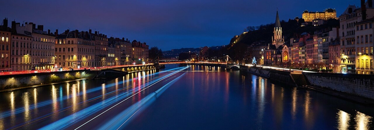 Lyon au crépuscule, la Saône et la colline de Fourvière